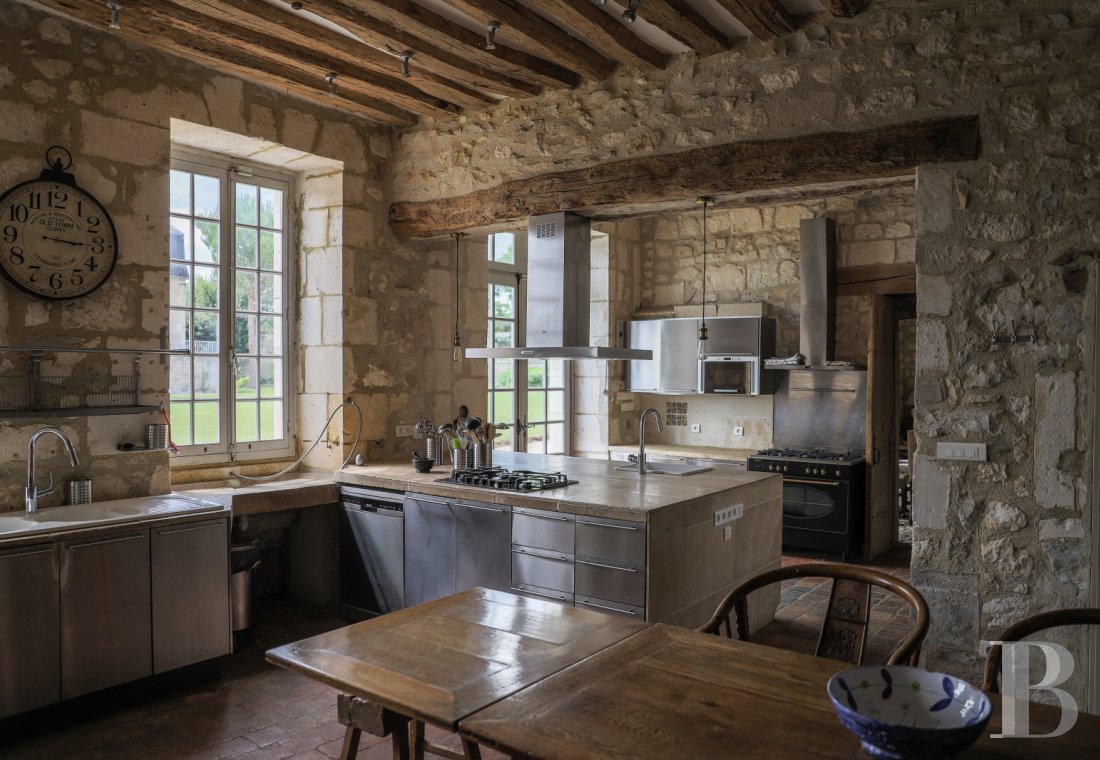 En Bourgogne, non loin de Vézelay, un château en bord de falaise surplombant l’Yonne - photo  n°23